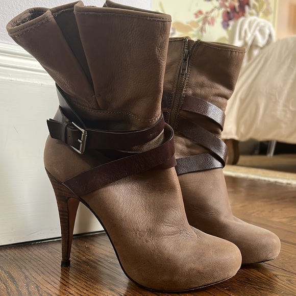 CYNTHIA VINCENT Oiled Leather heeled boots with wrap buckle SIZE 7.5 - Picture 2 of 4